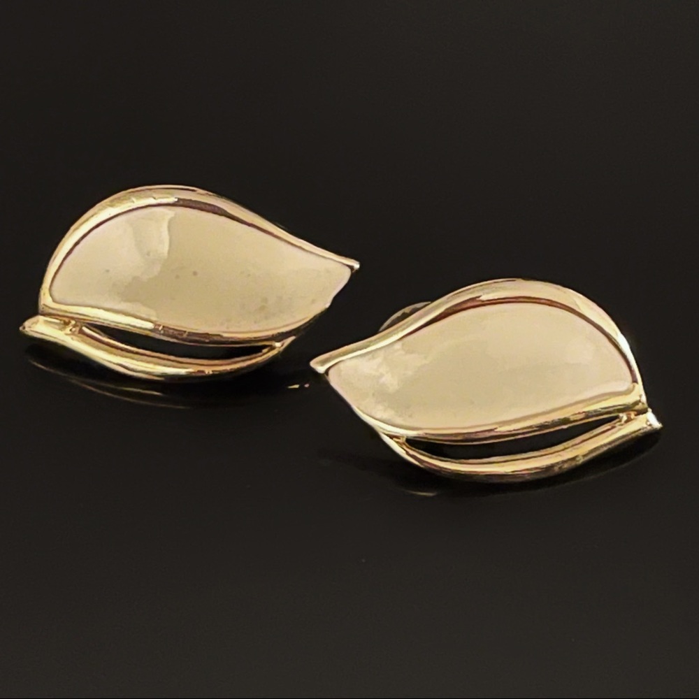 ✨Elegant VTG Italy Stud Earrings in Ivory Leaves